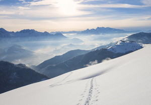 提出一个基于小红书平台的虚拟资源项目，专注于销售HR